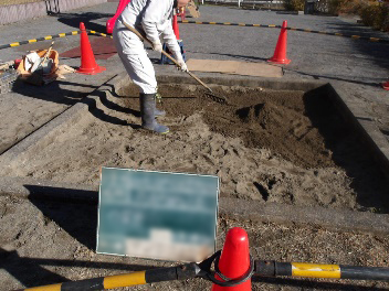 すなっぴー施工前に大きなごみを回収